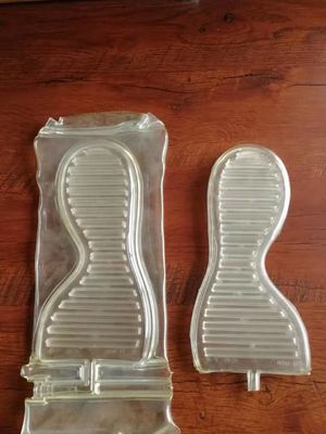 کفی کفش 2 رنگی ساخت ماشین 50 کیلوگرم/H Pvc ضربه قالب 14000 کیلوگرم